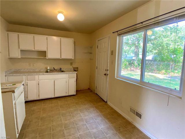 328 Barcelona LN, Virginia Beach, VA 23452