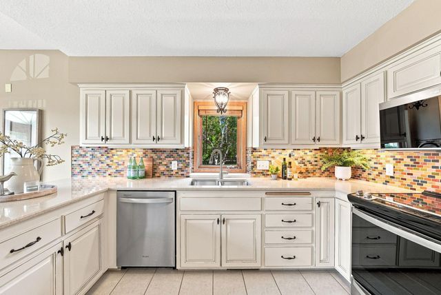4166 Thornhill Lane, Vadnais Heights, MN 55127