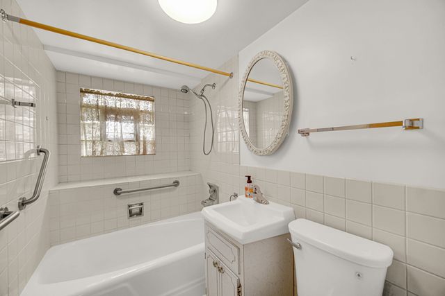 10916 Kingston Street, Westchester, IL 60154