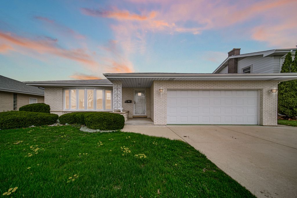 10916 Kingston Street, Westchester, IL 60154