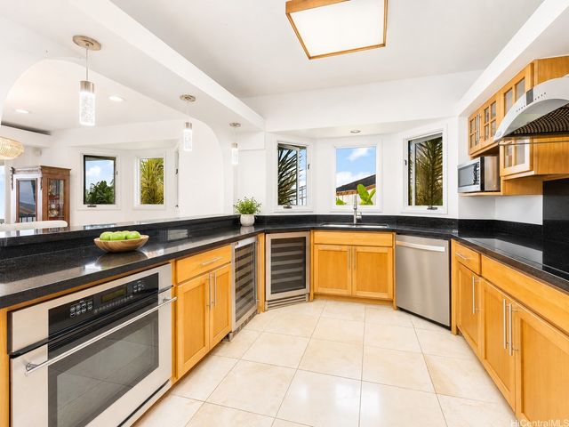 869 Ikena Circle, Honolulu, HI 96821