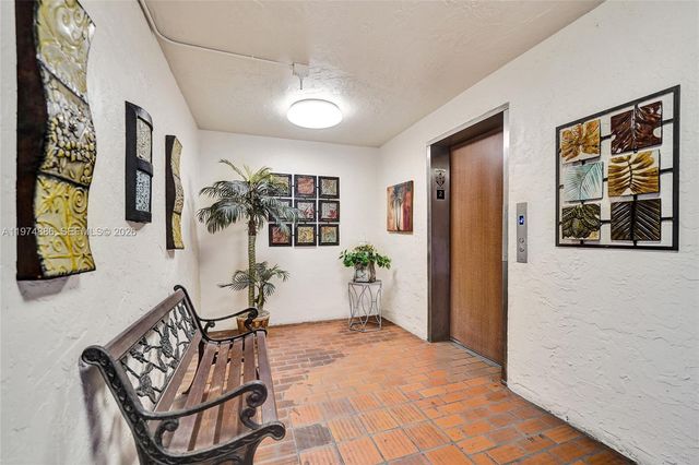 324 SE 10th St 208, Dania Beach, FL 33004