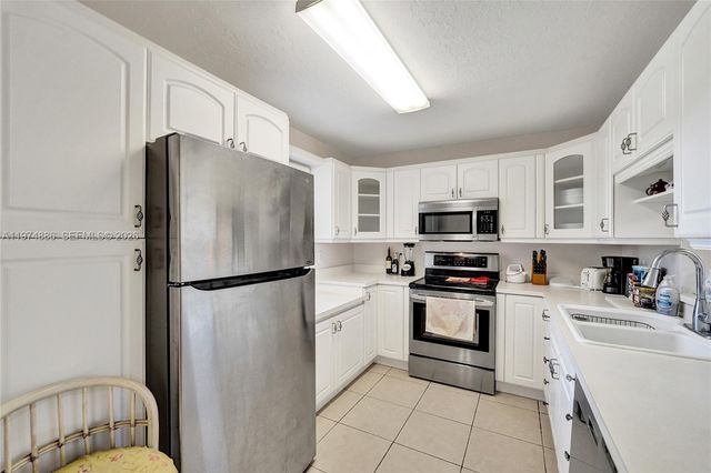 324 SE 10th St 208, Dania Beach, FL 33004