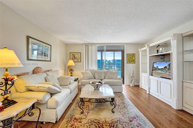 324 SE 10th St 208, Dania Beach, FL 33004