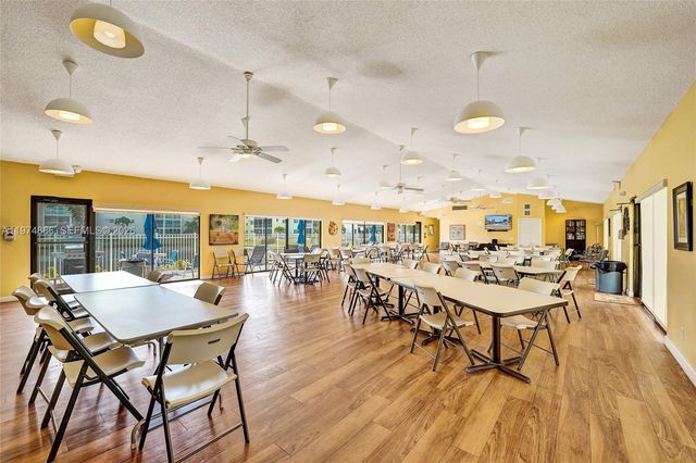 324 SE 10th St 208, Dania Beach, FL 33004