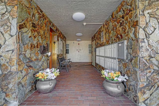 324 SE 10th St 208, Dania Beach, FL 33004