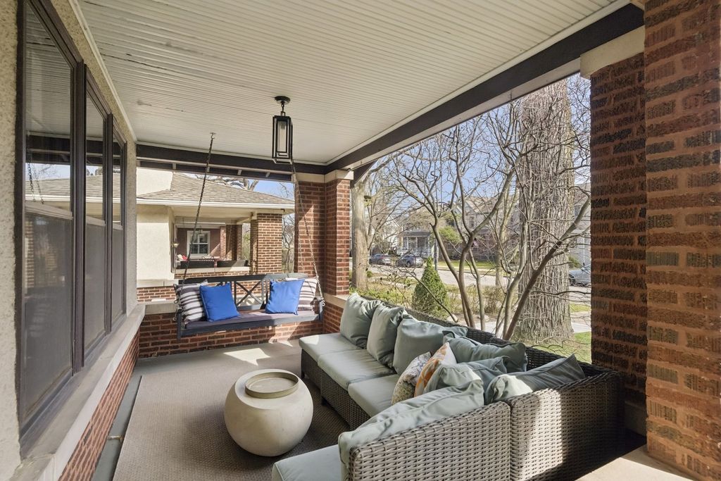 Image 2 of property listing at 729 Lincoln Street, Evanston, IL 60201