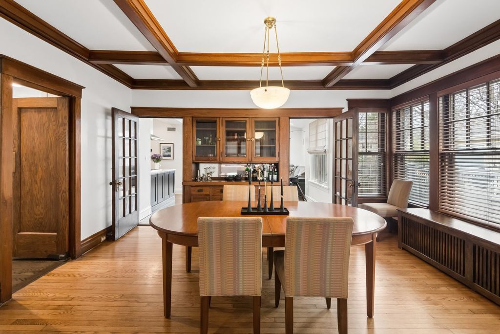 Image 11 of property listing at 729 Lincoln Street, Evanston, IL 60201