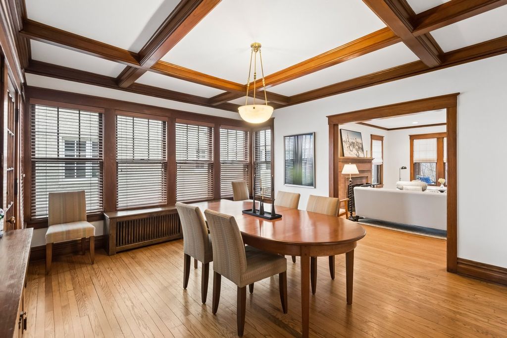 Image 12 of property listing at 729 Lincoln Street, Evanston, IL 60201