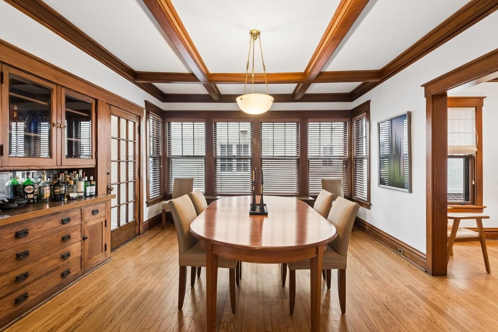 Image 13 of property listing at 729 Lincoln Street, Evanston, IL 60201
