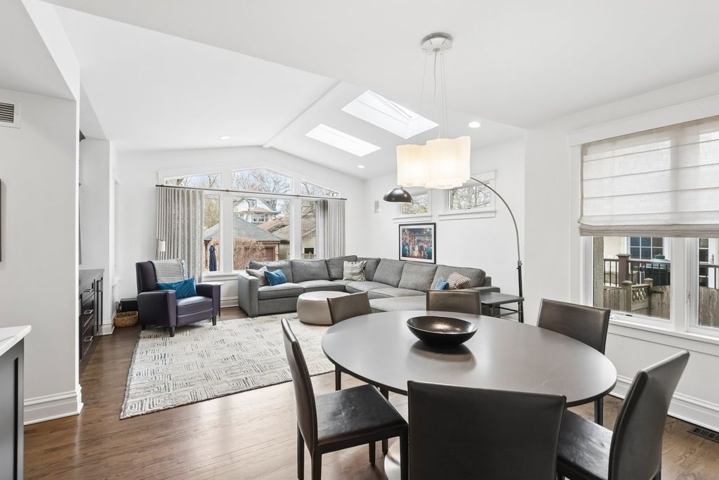 Image 14 of property listing at 729 Lincoln Street, Evanston, IL 60201