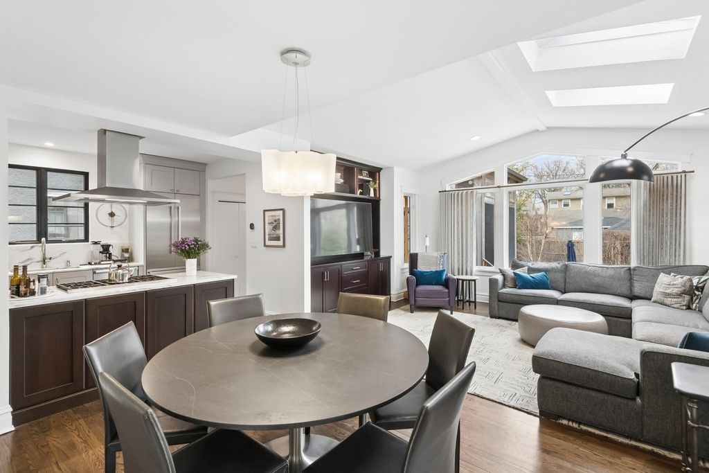 Image 15 of property listing at 729 Lincoln Street, Evanston, IL 60201
