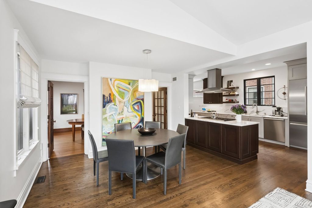 Image 16 of property listing at 729 Lincoln Street, Evanston, IL 60201