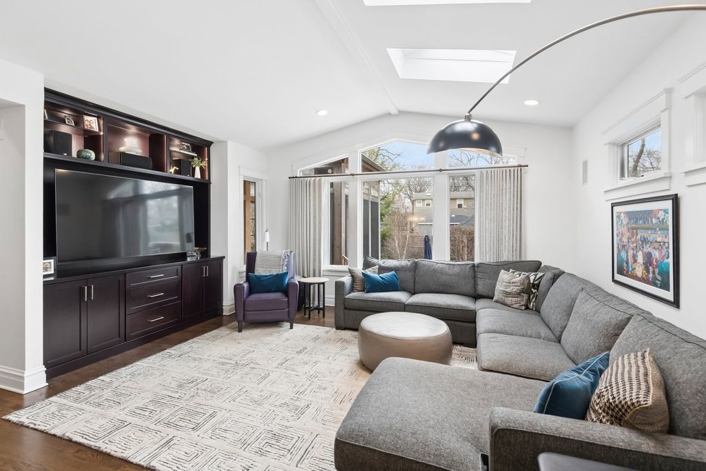Image 17 of property listing at 729 Lincoln Street, Evanston, IL 60201