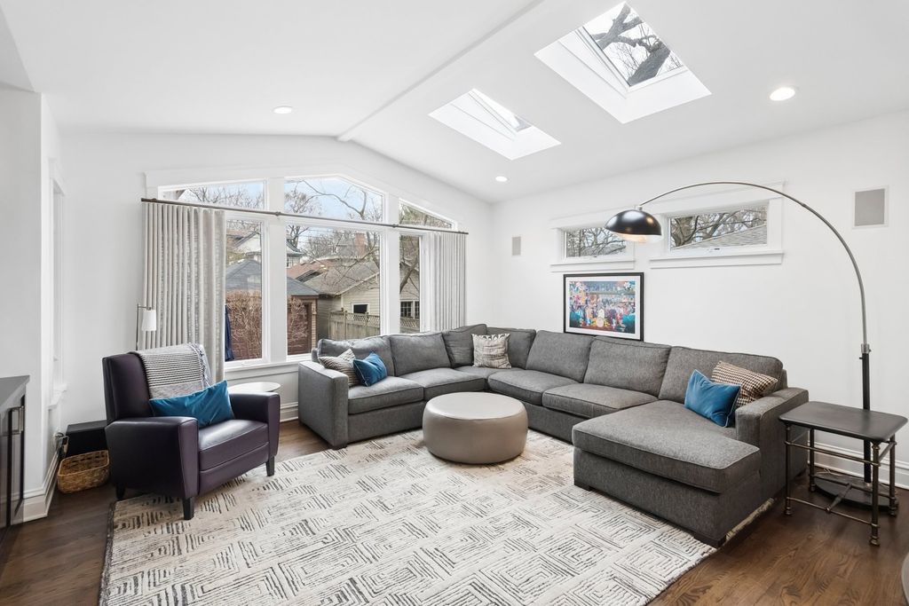 Image 18 of property listing at 729 Lincoln Street, Evanston, IL 60201