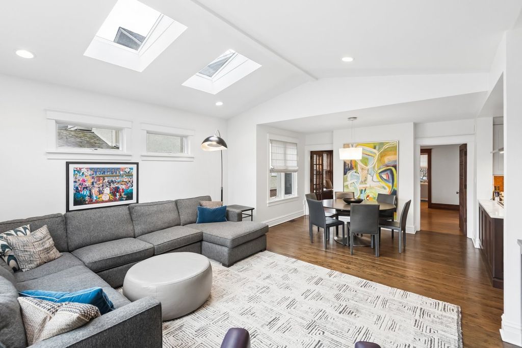 Image 19 of property listing at 729 Lincoln Street, Evanston, IL 60201