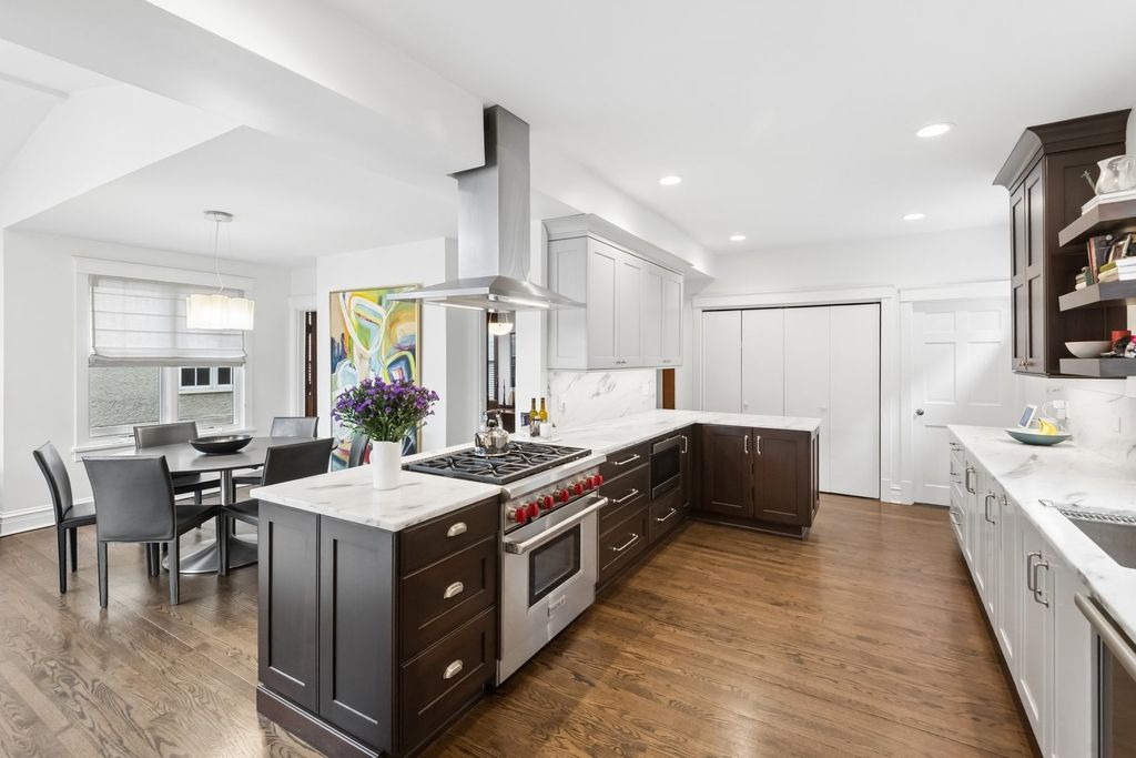 Image 20 of property listing at 729 Lincoln Street, Evanston, IL 60201
