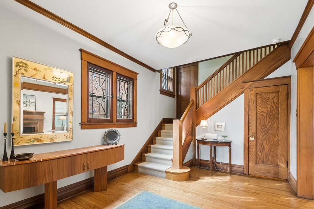Image 3 of property listing at 729 Lincoln Street, Evanston, IL 60201