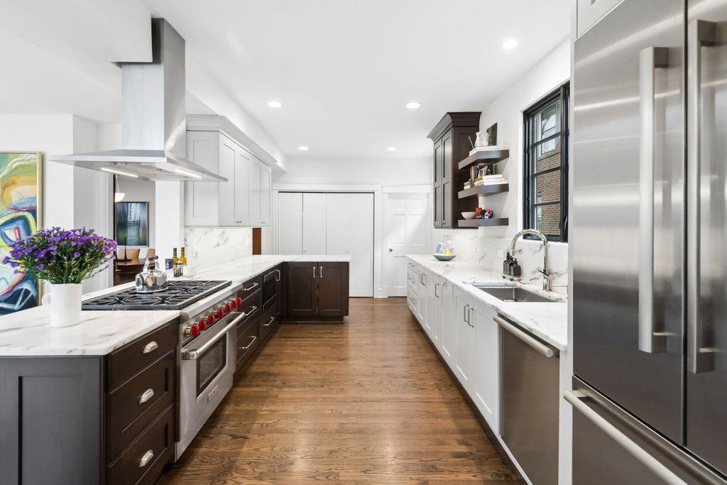 Image 21 of property listing at 729 Lincoln Street, Evanston, IL 60201