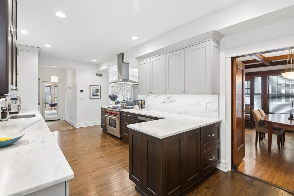 Image 22 of property listing at 729 Lincoln Street, Evanston, IL 60201