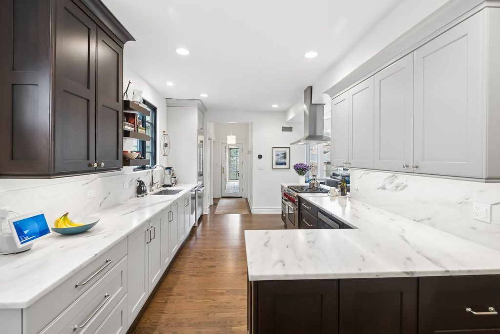 Image 23 of property listing at 729 Lincoln Street, Evanston, IL 60201