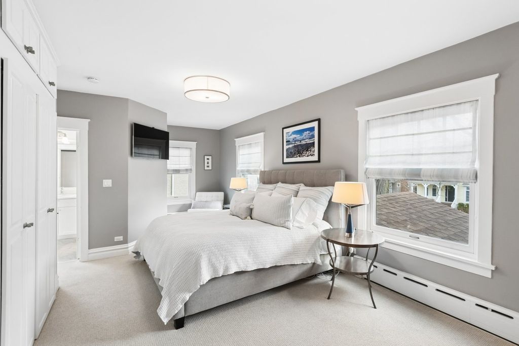 Image 30 of property listing at 729 Lincoln Street, Evanston, IL 60201