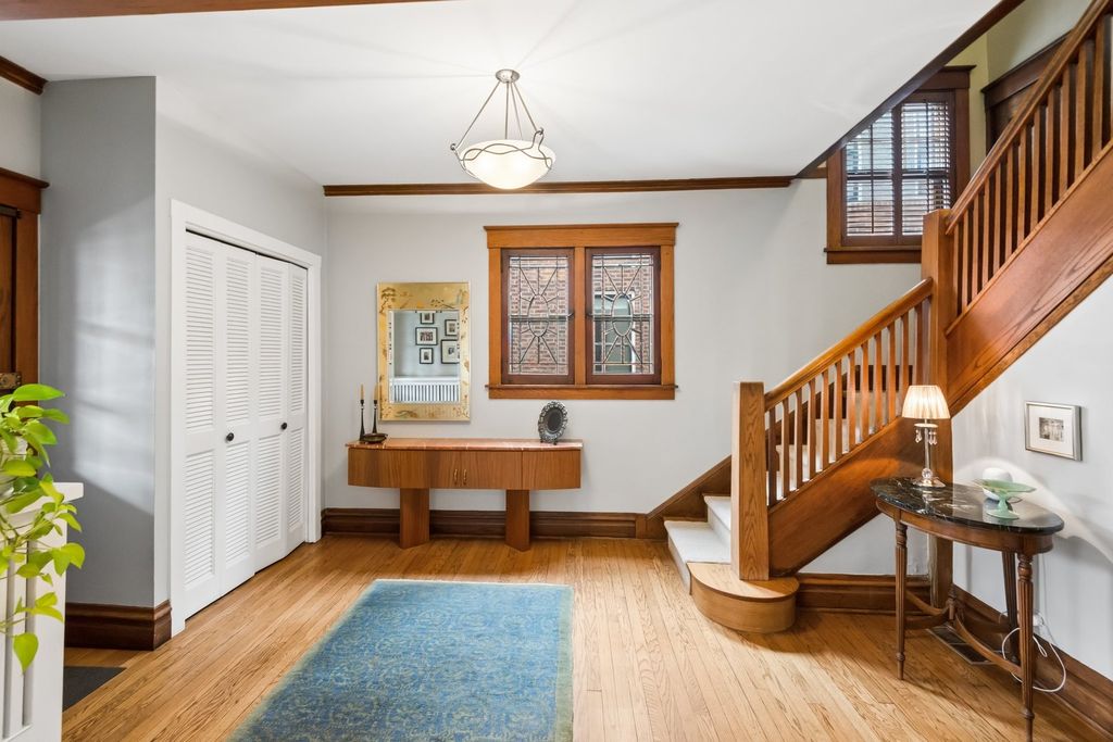 Image 4 of property listing at 729 Lincoln Street, Evanston, IL 60201