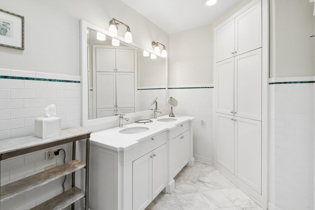 Image 32 of property listing at 729 Lincoln Street, Evanston, IL 60201