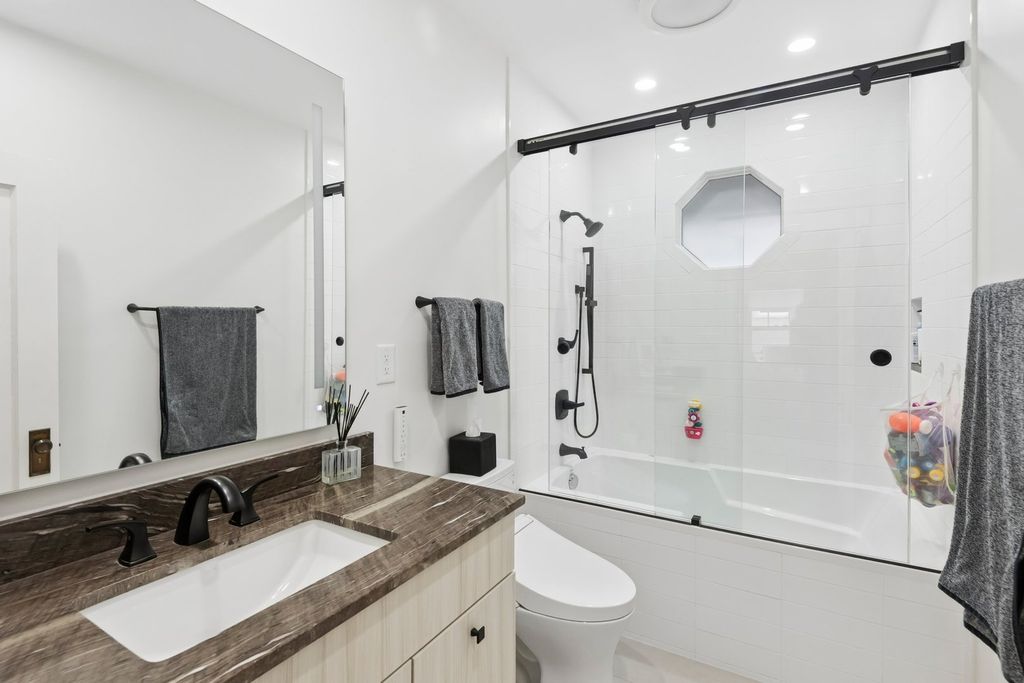 Image 36 of property listing at 729 Lincoln Street, Evanston, IL 60201