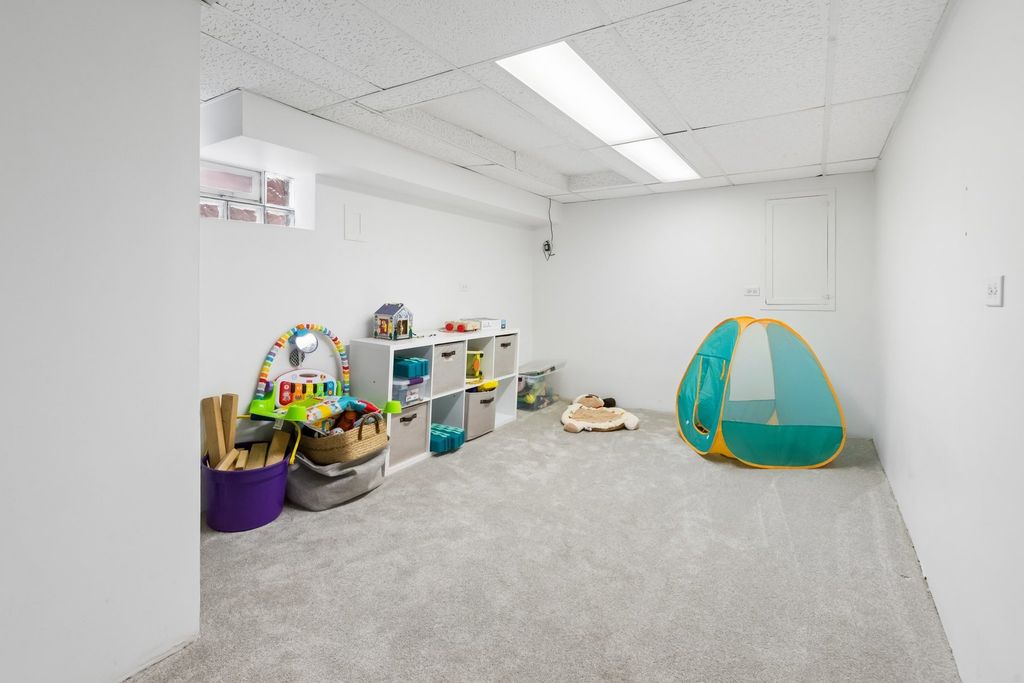 Image 38 of property listing at 729 Lincoln Street, Evanston, IL 60201