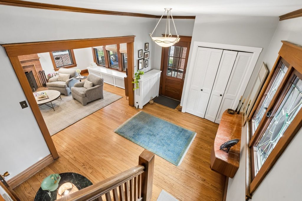 Image 5 of property listing at 729 Lincoln Street, Evanston, IL 60201