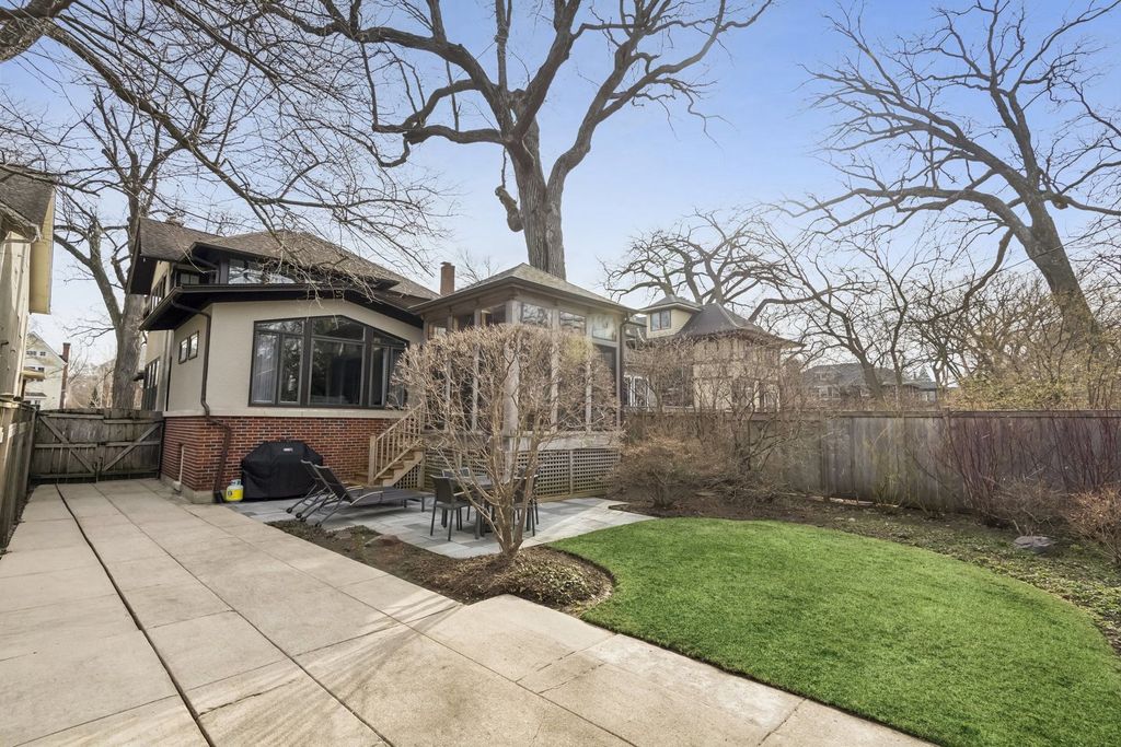 Image 41 of property listing at 729 Lincoln Street, Evanston, IL 60201