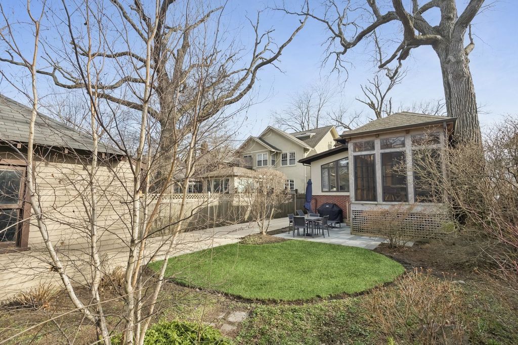 Image 42 of property listing at 729 Lincoln Street, Evanston, IL 60201
