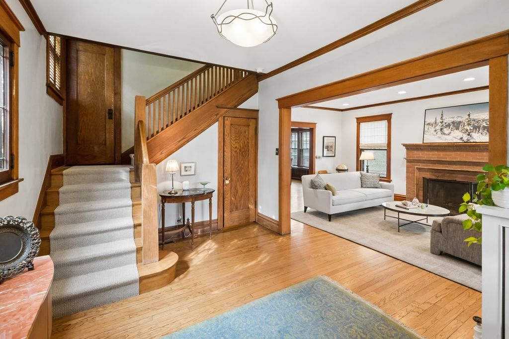 Image 6 of property listing at 729 Lincoln Street, Evanston, IL 60201