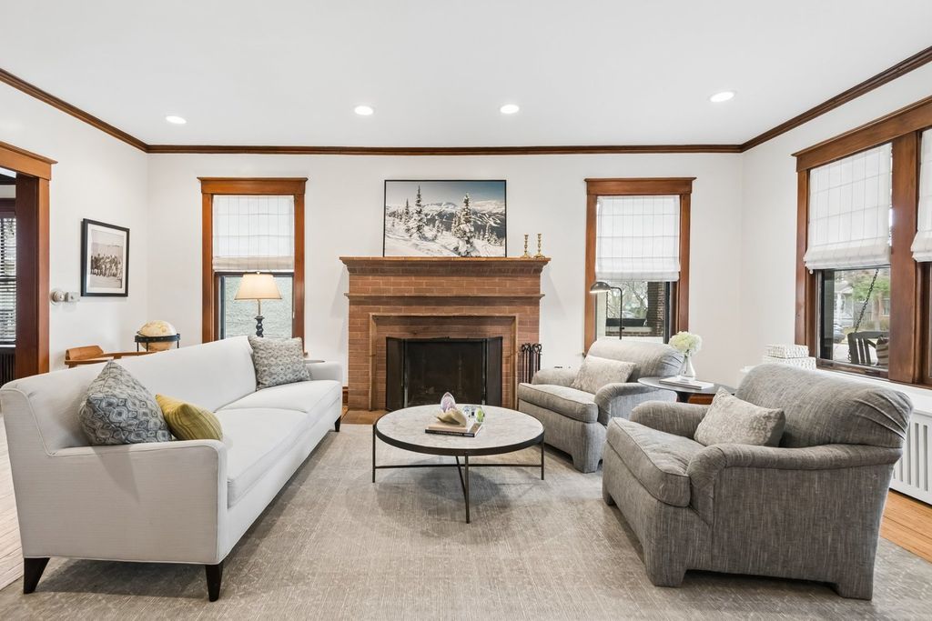 Image 7 of property listing at 729 Lincoln Street, Evanston, IL 60201