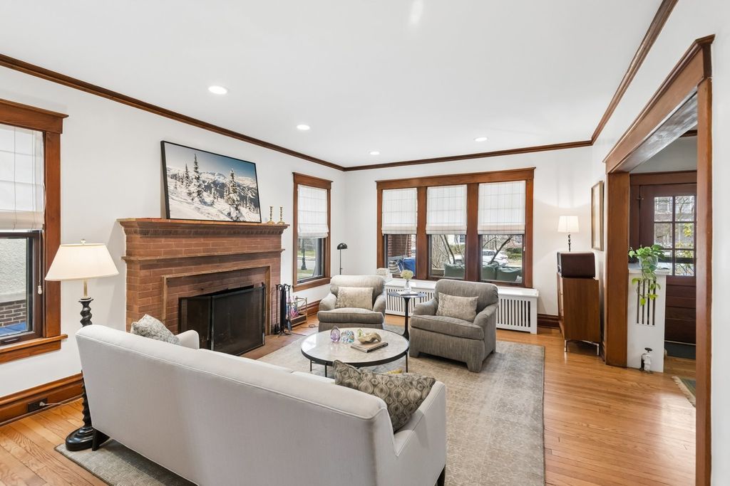 Image 8 of property listing at 729 Lincoln Street, Evanston, IL 60201