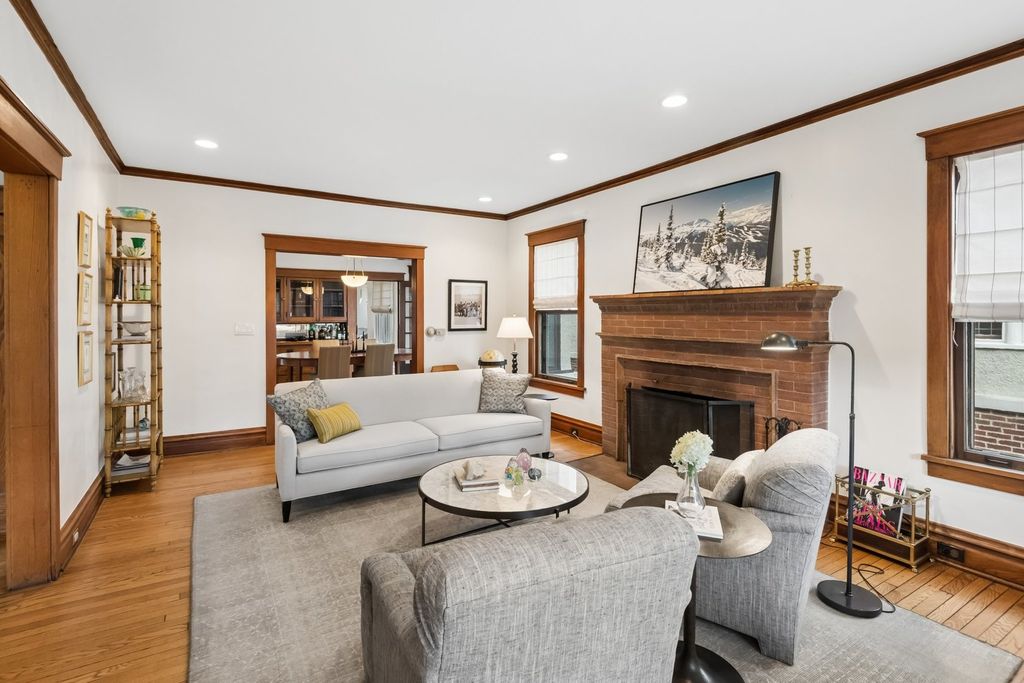Image 9 of property listing at 729 Lincoln Street, Evanston, IL 60201