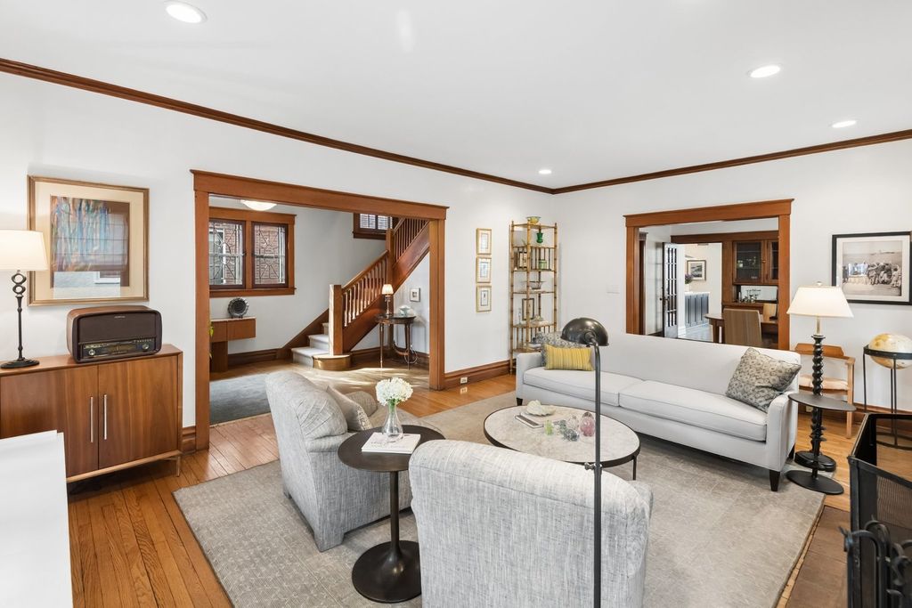 Image 10 of property listing at 729 Lincoln Street, Evanston, IL 60201