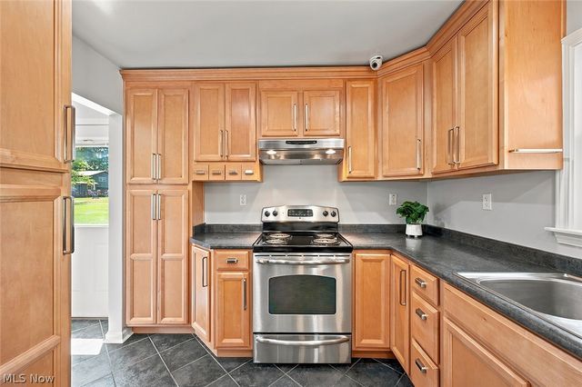 7562 Richmond Road, Oakwood Village, OH 44146