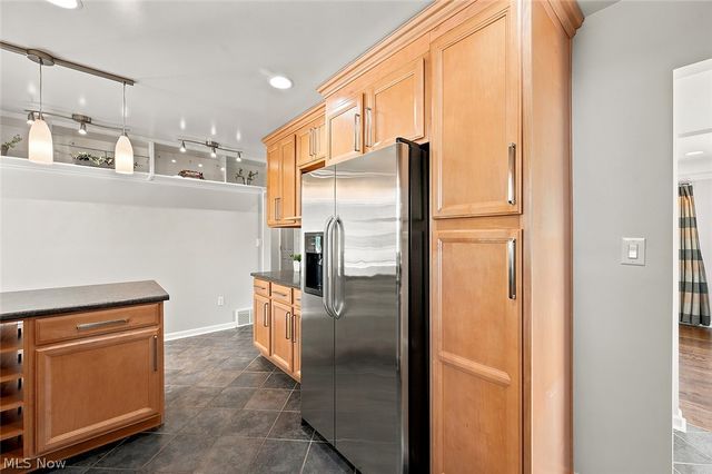 7562 Richmond Road, Oakwood Village, OH 44146