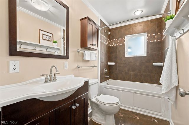 7562 Richmond Road, Oakwood Village, OH 44146
