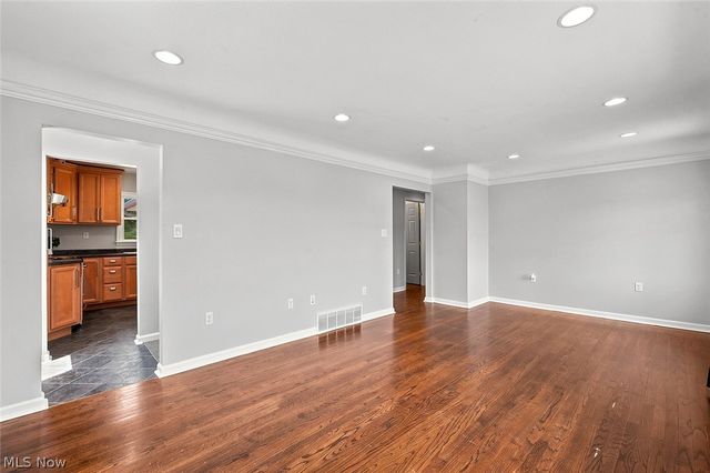 7562 Richmond Road, Oakwood Village, OH 44146