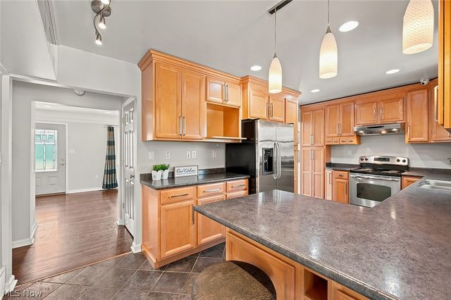 7562 Richmond Road, Oakwood Village, OH 44146