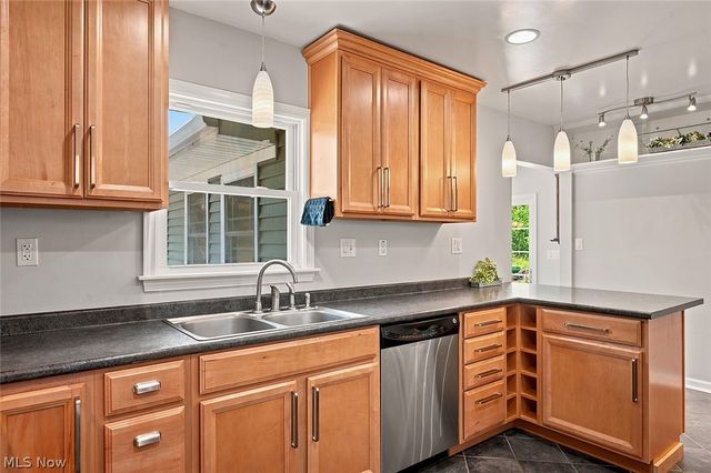 7562 Richmond Road, Oakwood Village, OH 44146