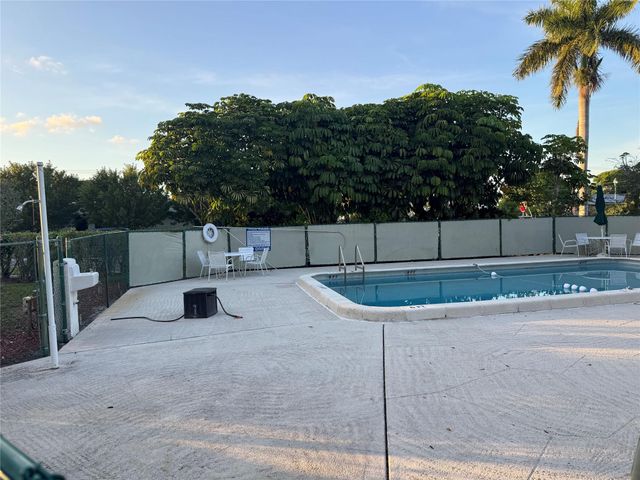 505 Spencer Dr 307, West Palm Beach, FL 33409
