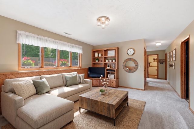 902 Park Lane, Belle Plaine, MN 56011