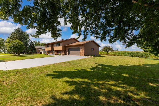 902 Park Lane, Belle Plaine, MN 56011