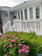 419 10th Street 1, Palisades Park, NJ 07650