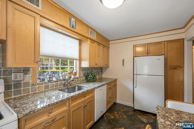 2 Allen Place, Fair Lawn, NJ 07410