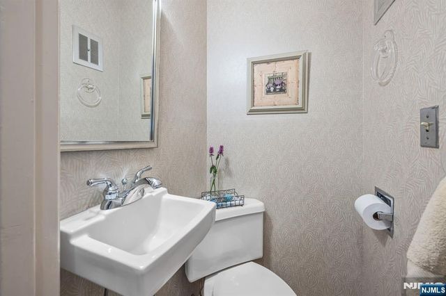 2 Allen Place, Fair Lawn, NJ 07410